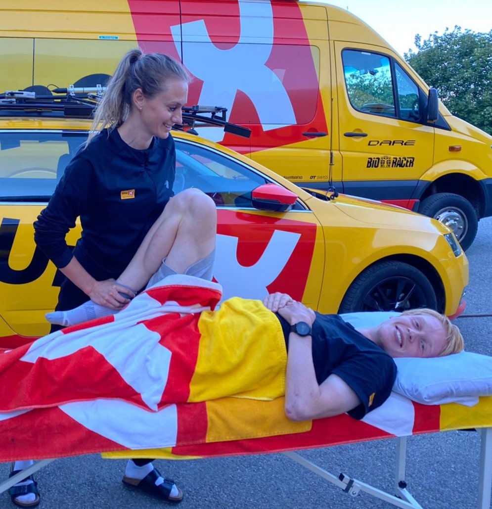 Merete Weng behandler Andreas Leknessund i "Uno X Pro Cykling Team". Foto: Sportmediapics
