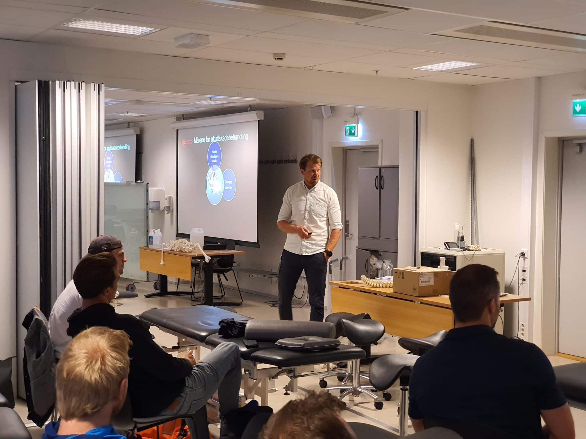 Undervisning ved Høyskolen Kristiania, videreutdanningen i idrettsmedisin.
Foto: Norsk Osteopatforbund